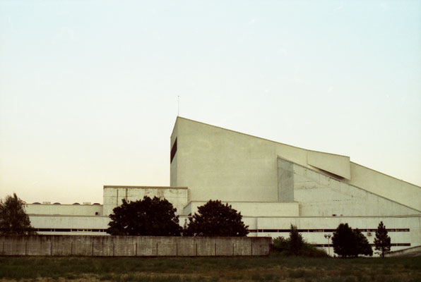 bleek gebouw skopje